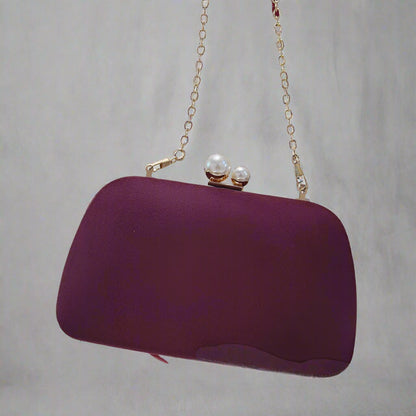 Robijnrode clutch met ketting